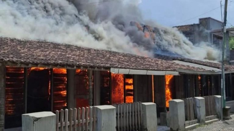 Tragedi Cekcok Keluarga: Seorang Anak Bakar Rumah Ayah Kandungnya