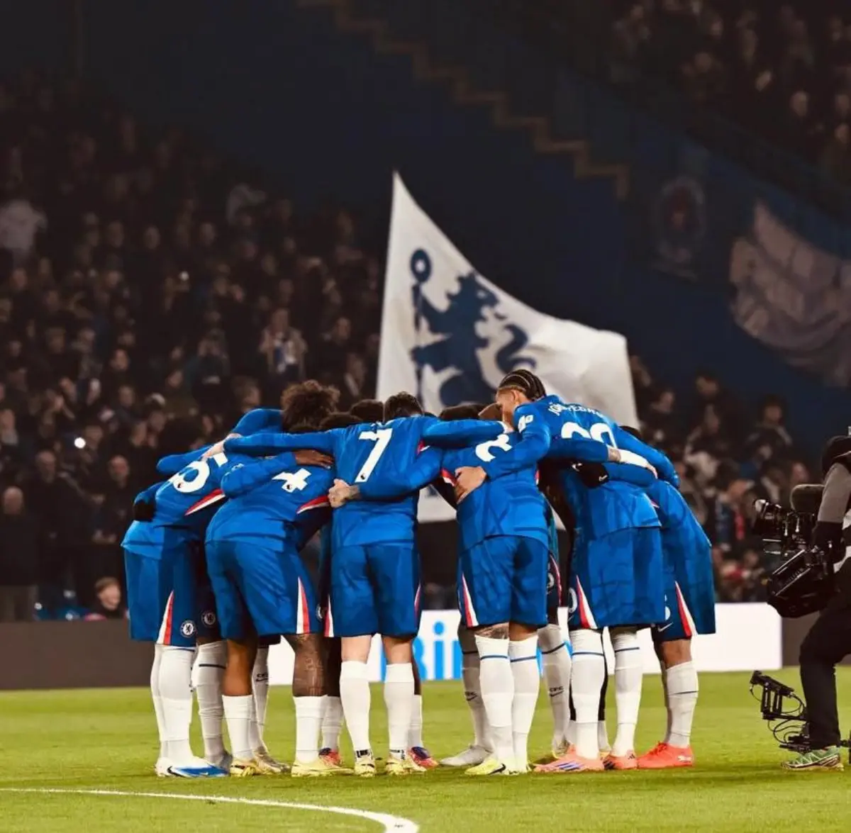 Seorang pelatih secara brutal menyuruh mantan bintang Chelsea berhenti bermain sepak bola di depan rekan setimnya