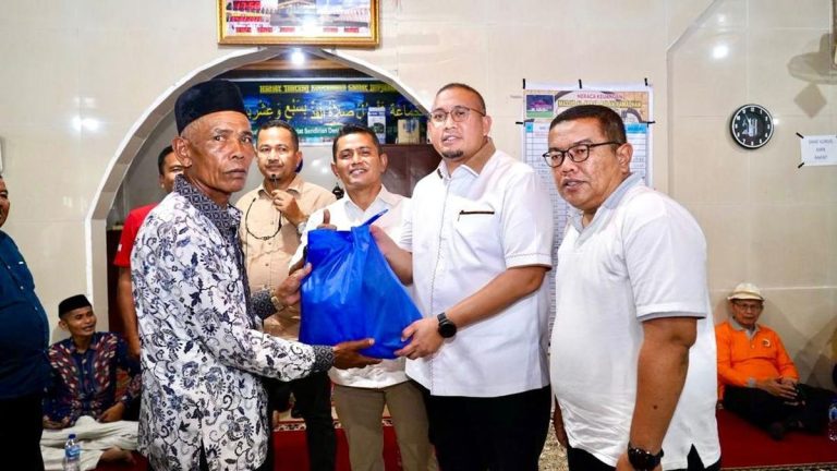 Anggota DPR RI Andre Rosiade secara aktif membantu warga Tigo Lurah dengan menyalurkan 1.000 paket sembako menjelang Ramadan 2026.