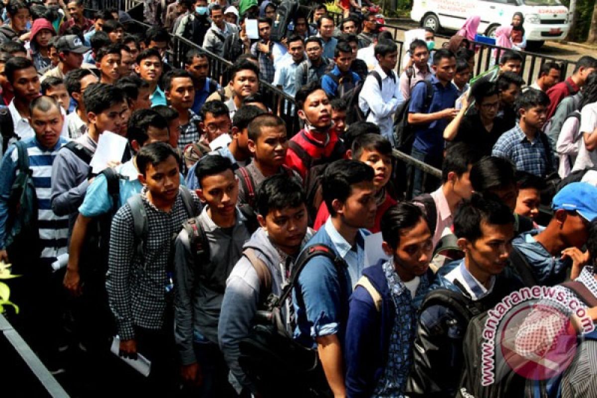 Badan Pusat Statistik (BPS) mencatat penurunan angka pengangguran di Indonesia. Jumlah penduduk bekerja kini mencapai 147,91 juta orang