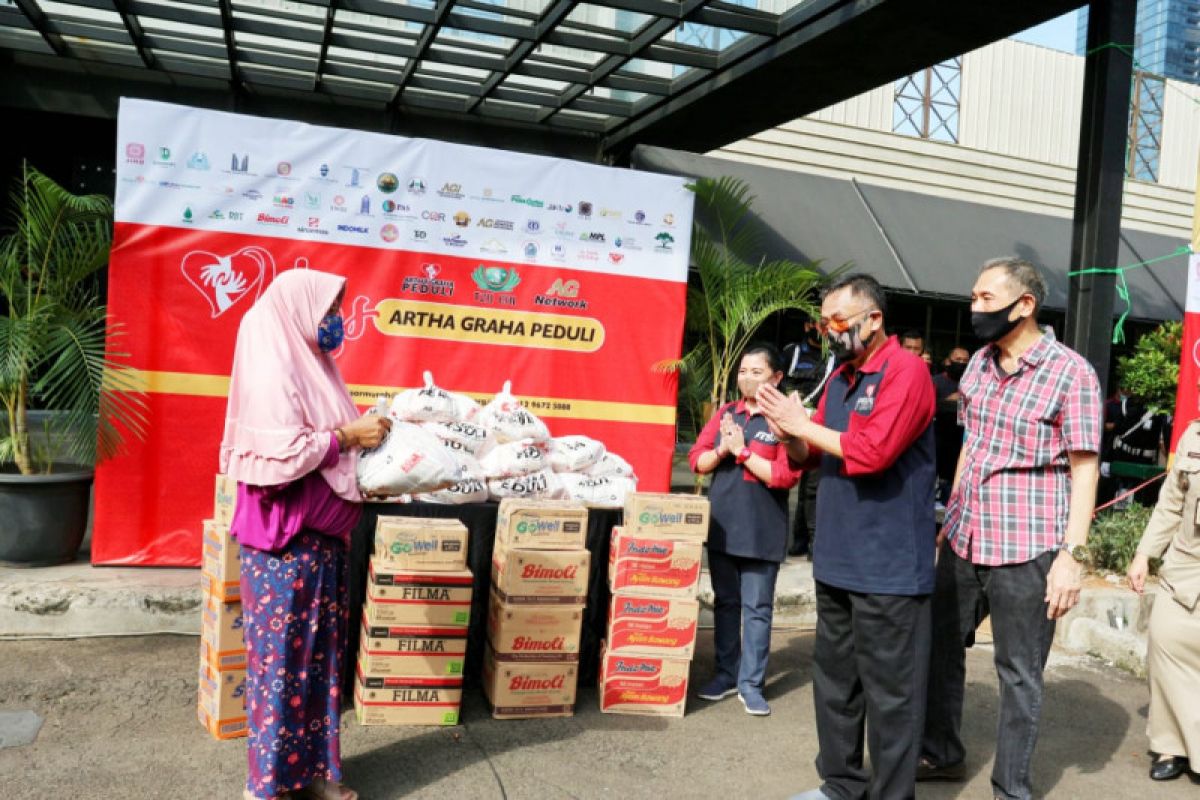 Artha Graha Peduli salurkan bantuan sembako untuk warga yang membutuhkan.