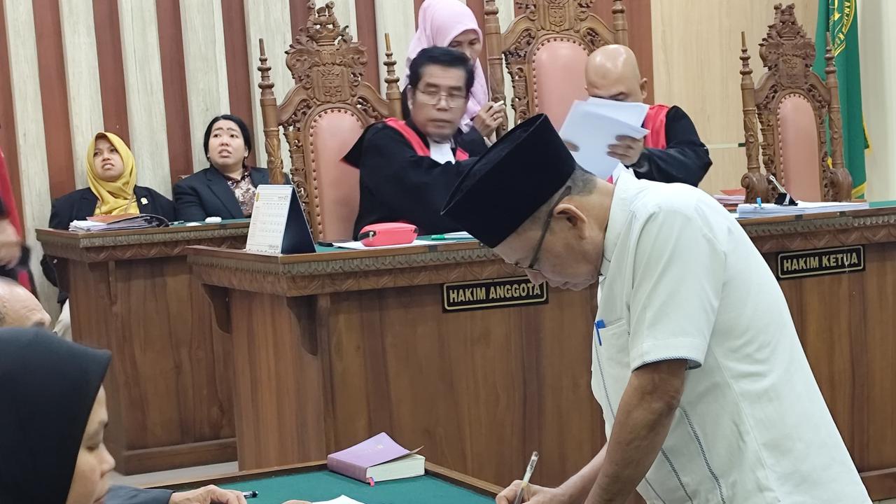 Majelis Hakim menjatuhkan vonis 8,5 tahun penjara kepada eks Bupati Lampung Timur terkait korupsi pagar rumah dinas.