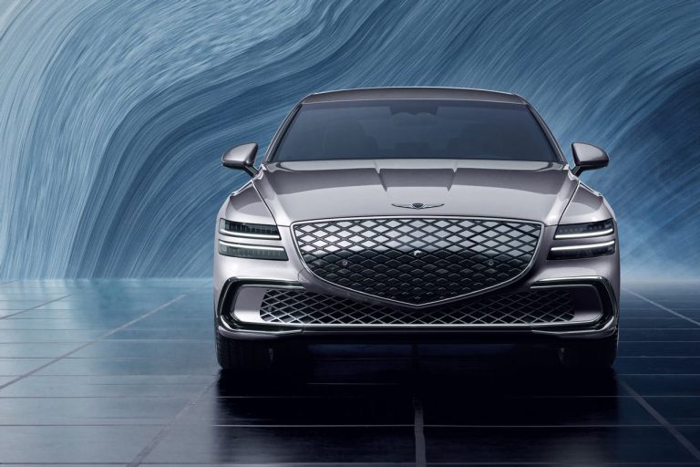 Brand mewah Genesis siap mengaspal di Indonesia. PT Hyundai Motors Indonesia (HMID) buka suara soal persiapan jaringan diler