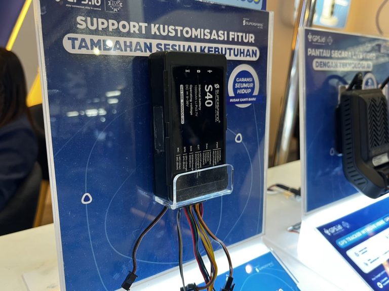 Teknologi GPS Tracker kini berevolusi. Selain melacak posisi, alat ini secara aktif memantau konsumsi BBM hingga perilaku sopir di jalan