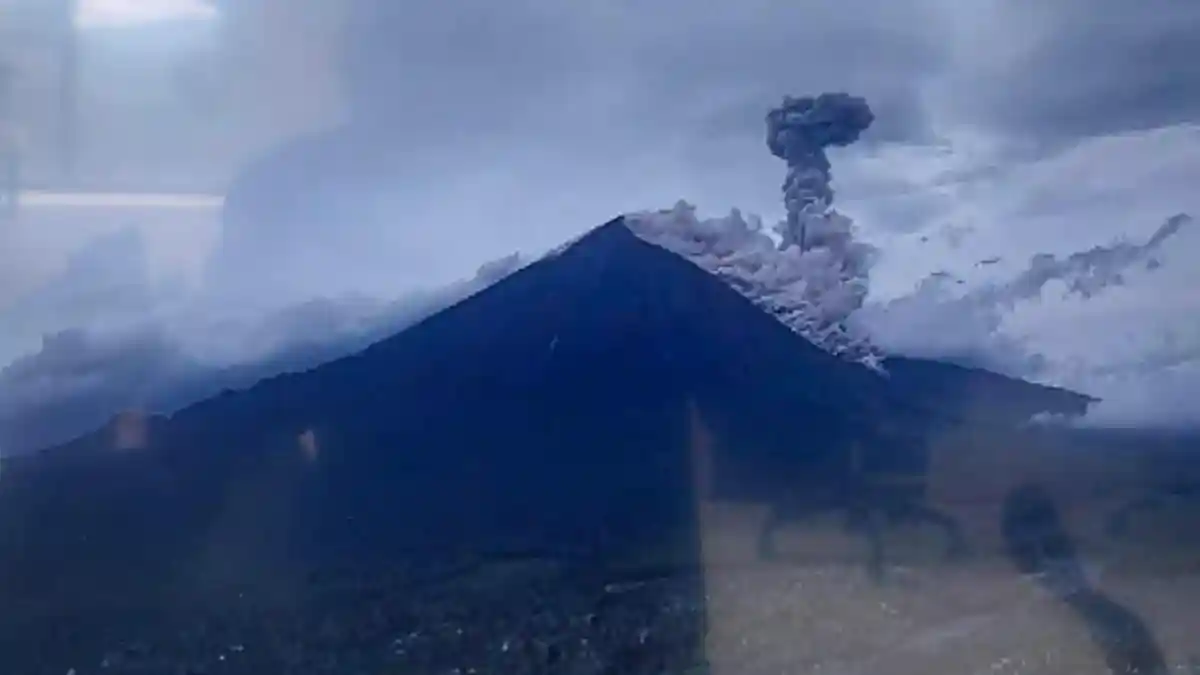 Gunung Semeru kembali erupsi dua kali pagi ini. Awan panas meluncur tajam ke arah Besuk Kobokan.