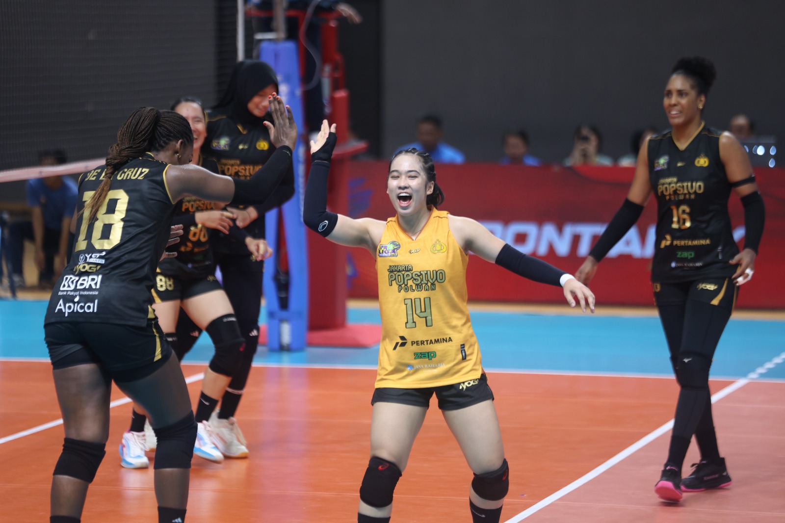 Jakarta Popsivo Polwan tampil perkasa dan sukses menaklukkan juara bertahan Bandung BJB Tandamata dengan skor 3-1 di Proliga 2026.