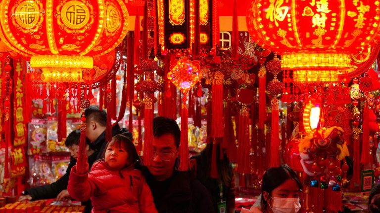 aksikan kebangkitan luar biasa industri China setahun pasca kebijakan tarif Trump.