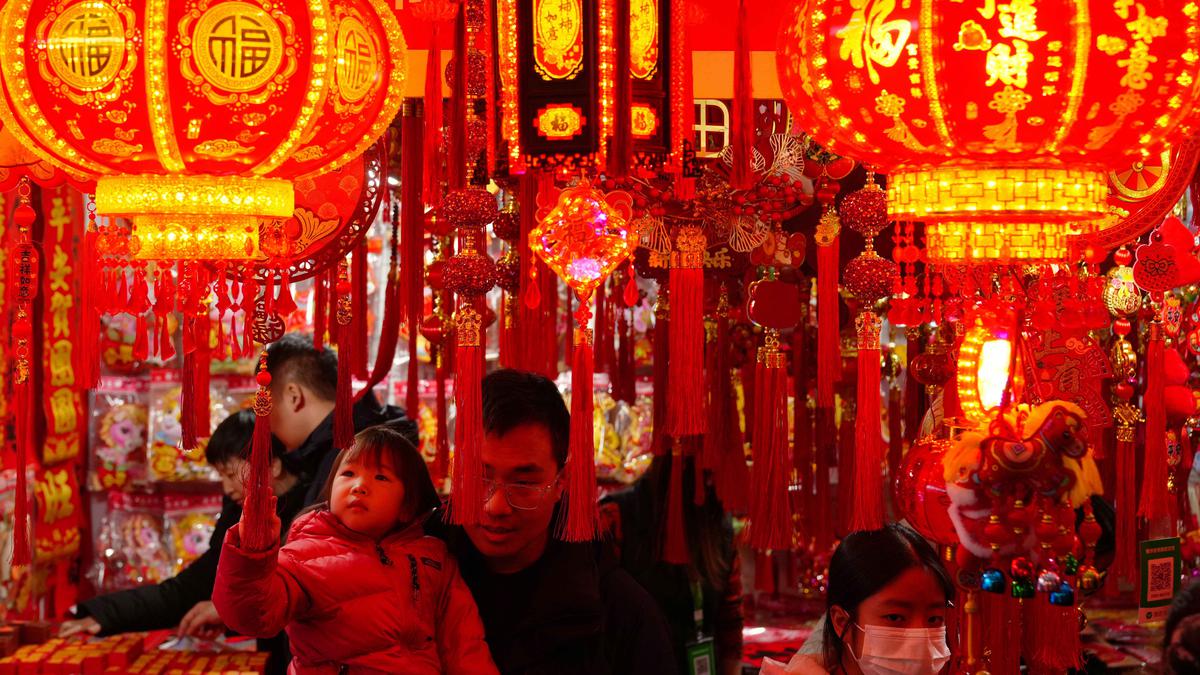 aksikan kebangkitan luar biasa industri China setahun pasca kebijakan tarif Trump.