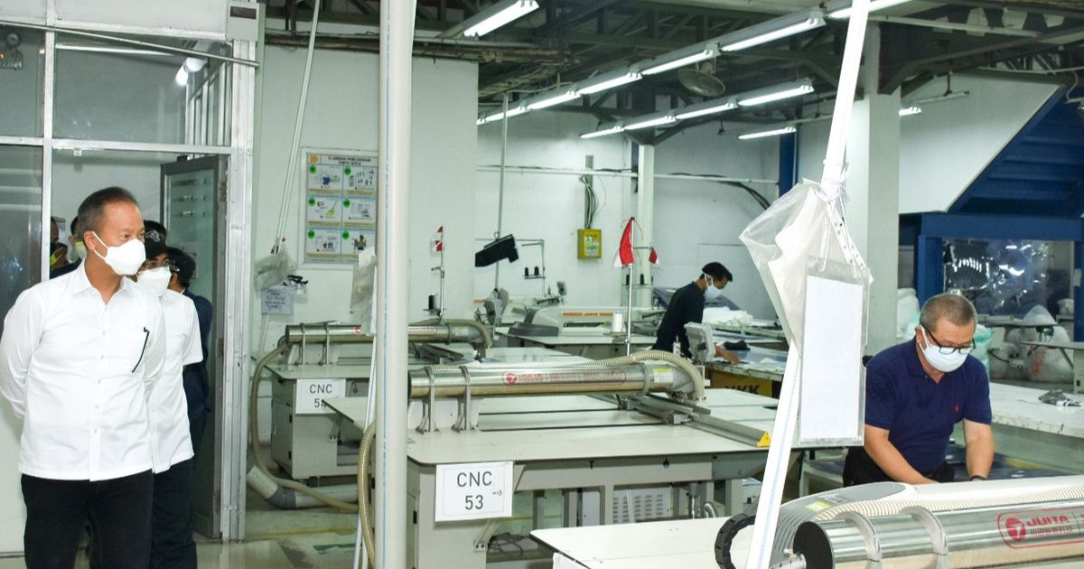 Badai PHK mengguncang pabrik tekstil Indonesia. Simak analisis tajam DPR RI yang menunjuk biang kerok kehancuran industri sandang nasional serta solusi daruratnya