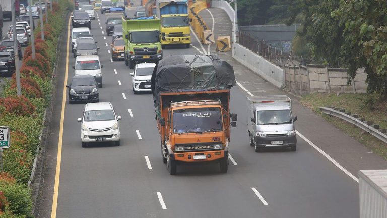 jadwal lengkap pembatasan truk angkutan barang di jalan tol dan arteri selama mudik Lebaran 2026.