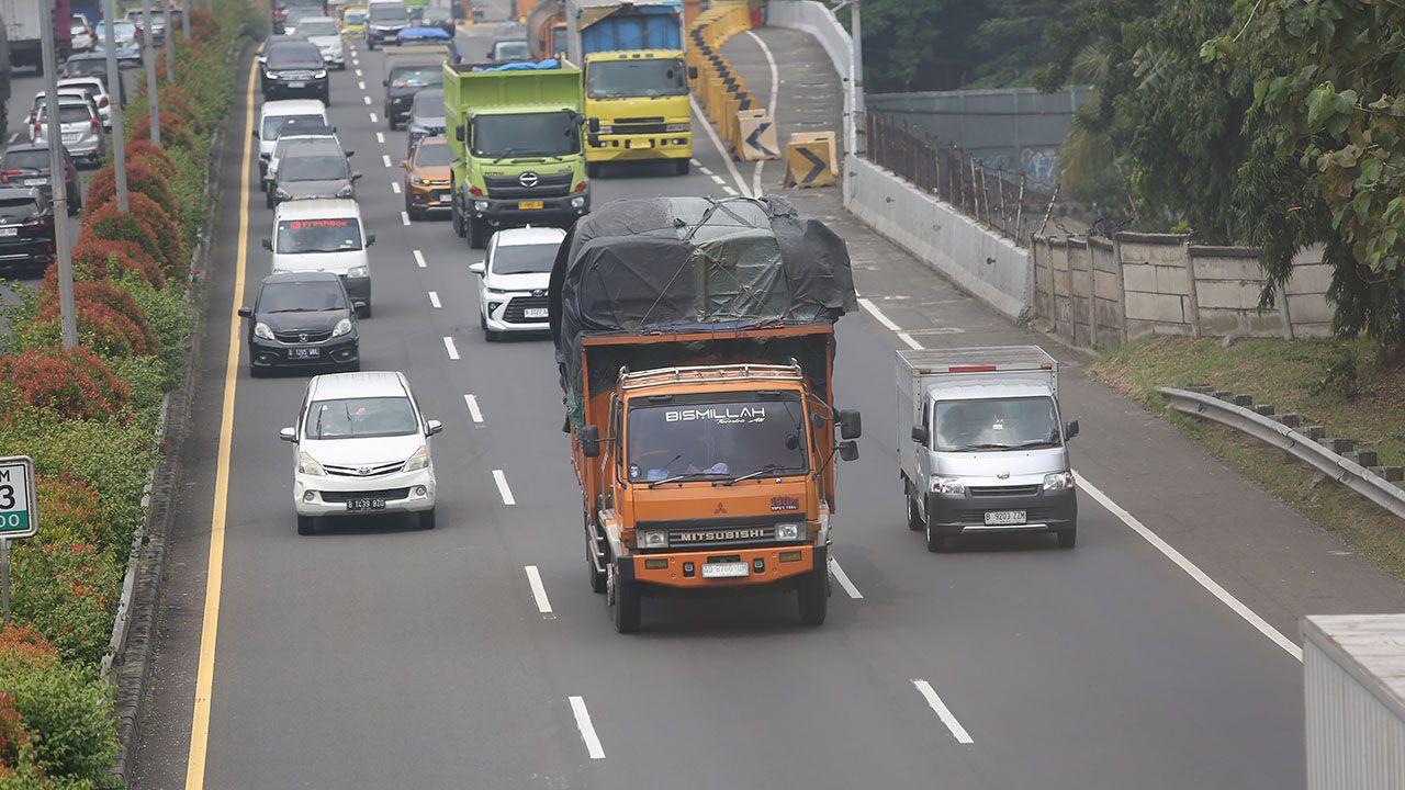 jadwal lengkap pembatasan truk angkutan barang di jalan tol dan arteri selama mudik Lebaran 2026.