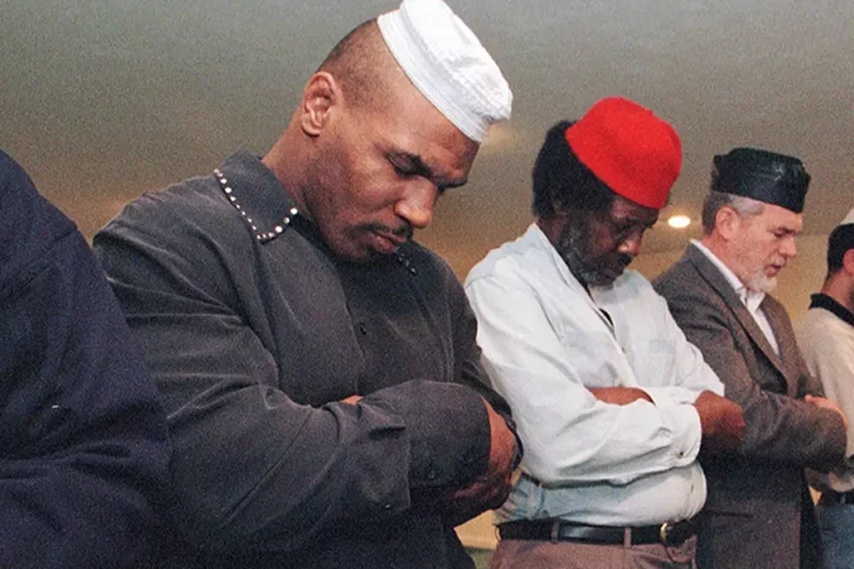 perjalanan spiritual Mike Tyson menjadi mualaf. Sang legenda tinju dunia ini menemukan kedamaian Islam saat menjalani masa sulit di penjara.