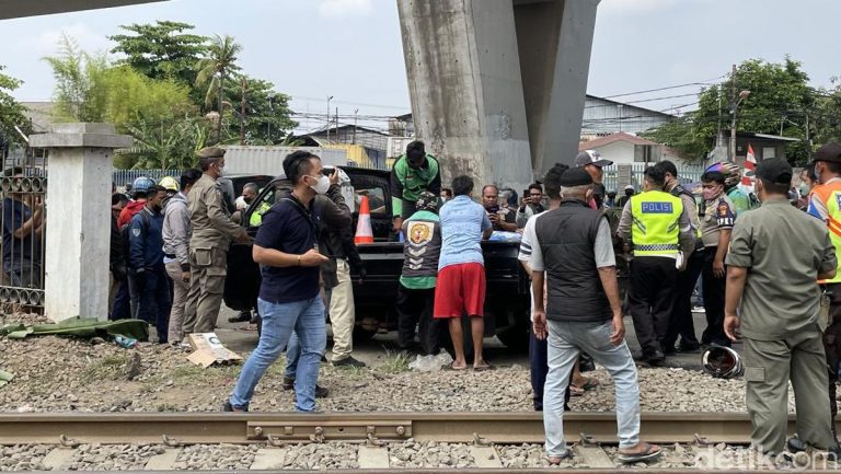 kronologi lengkap kecelakaan maut di perlintasan kereta api Pesing, Jakarta Barat.