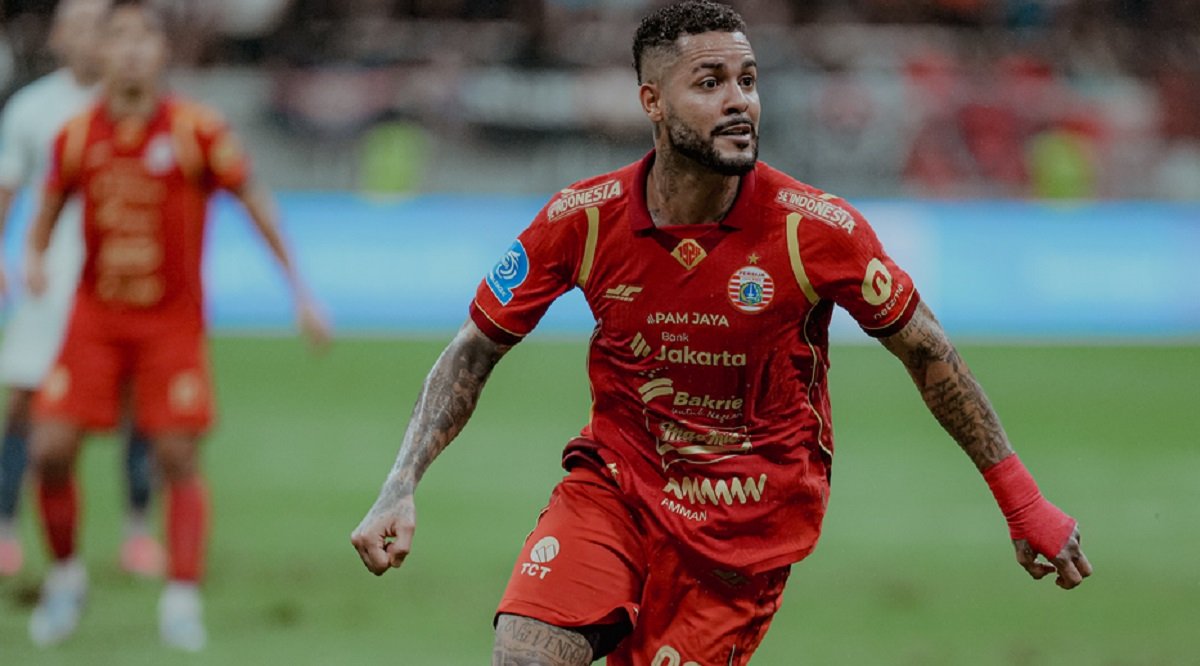 Persija Jakarta menang 2-1 atas PSM Makassar di JIS, namun Mauricio Souza justru melontarkan kritik keras soal kualitas rumput.