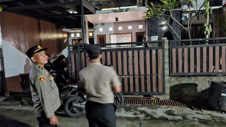 Malang nian nasib warga Tukka ini. Saat mengungsi akibat bencana, maling justru membobol rumahnya dan menggasak harta senilai Rp21 juta