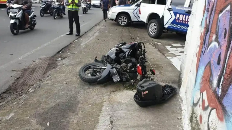 Kecelakaan maut kembali terjadi di Matraman. Seorang pelajar meninggal dunia setelah sepeda motornya menghantam jalan rusak.