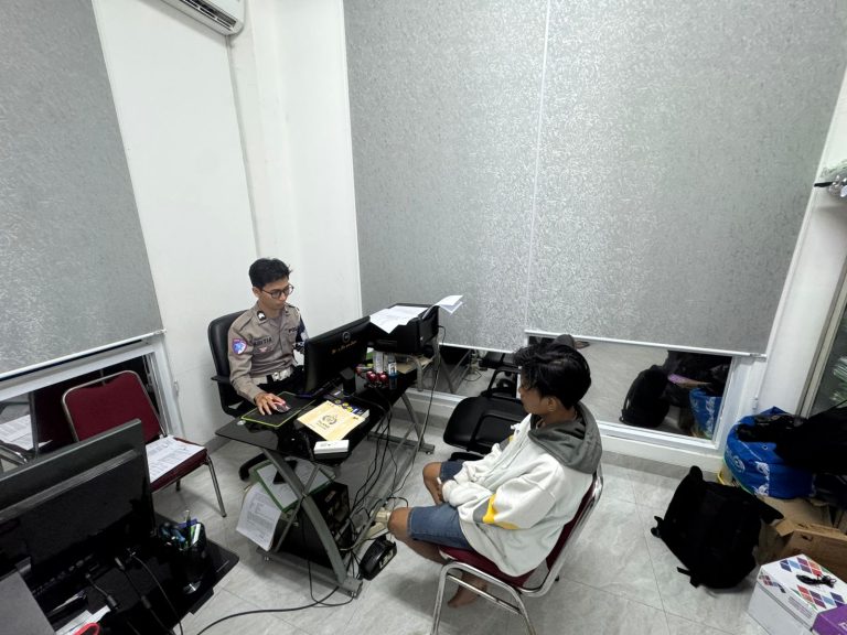 Seorang pemotor picu kecelakaan maut di Bogor dan sempat kabur dari lokasi. Polisi berhasil mengamankan pelaku