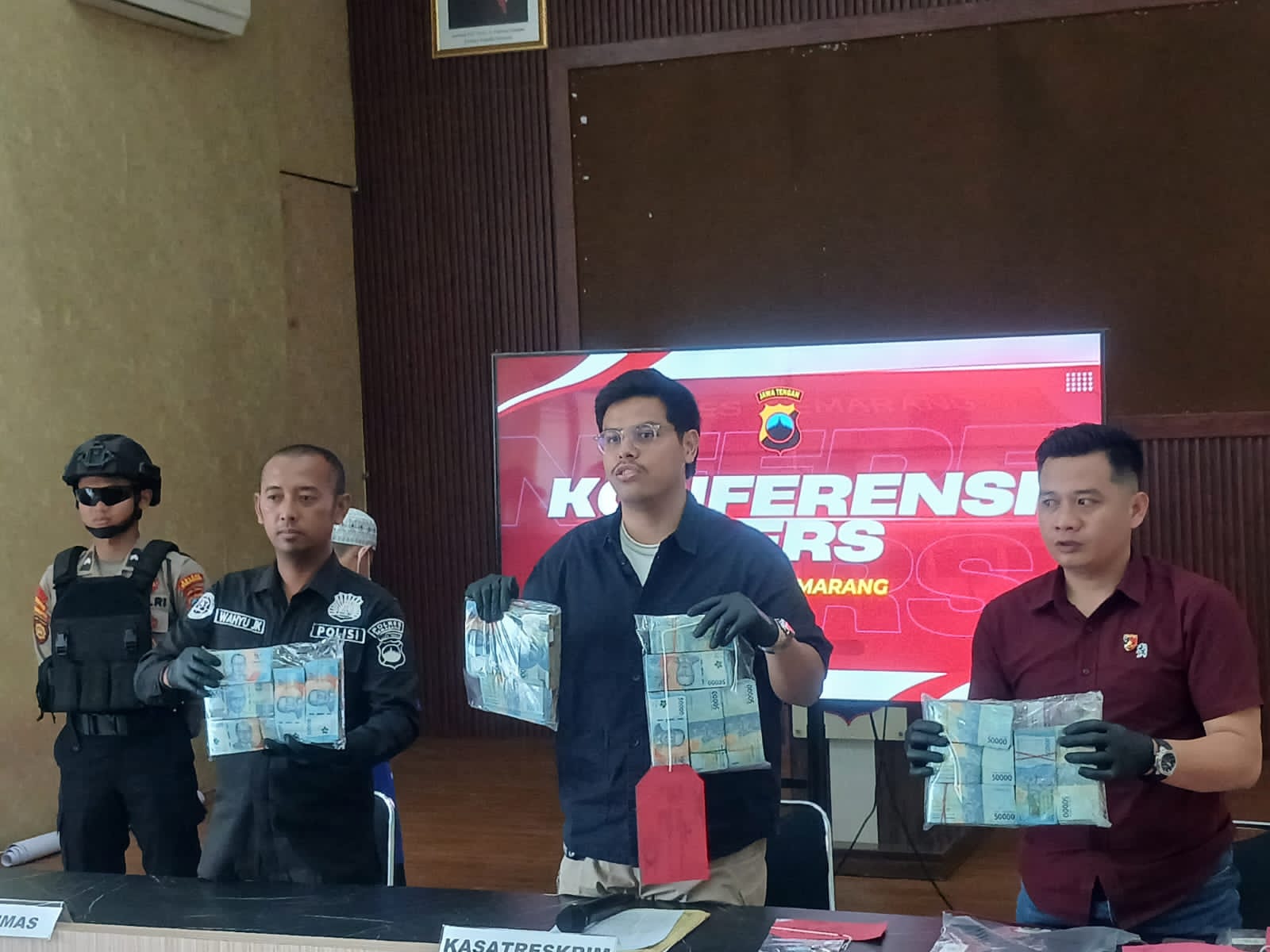 Pria Jakut yang nekat mencuri perhiasan emas dan uang tunai milik ayah pacarnya sendiri. Total kerugian korban capai Rp 400 Juta!