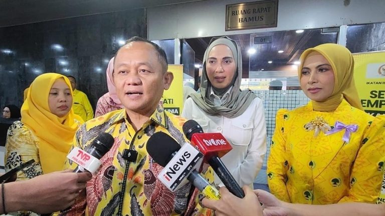 Sekjen Golkar secara aktif membantah pernyataan Jokowi terkait inisiasi revisi UU KPK.