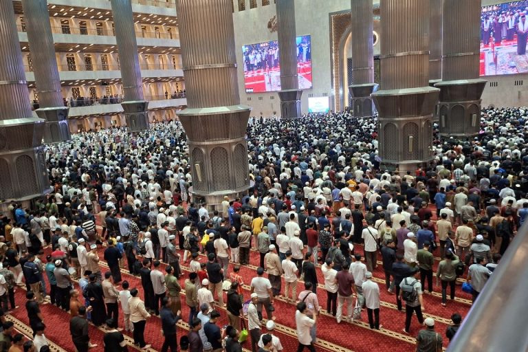 Suasana haru dan khidmat menyelimuti Masjid Istiqlal saat ribuan jamaah melaksanakan sholat tarawih perdana Ramadhan 2026