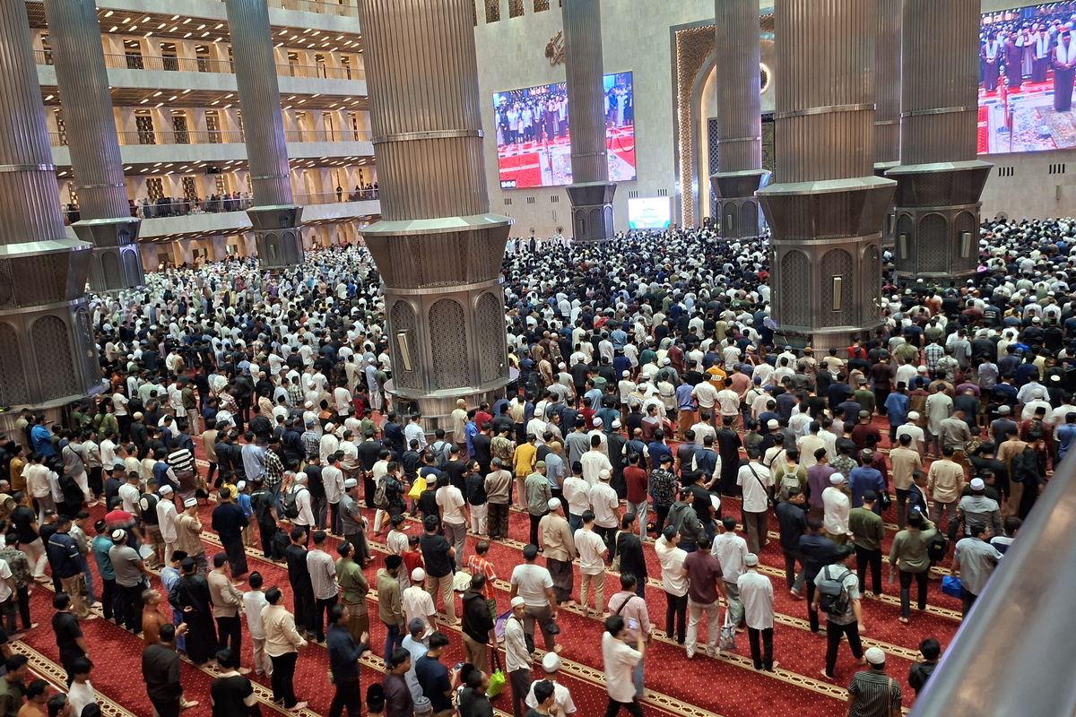 Suasana haru dan khidmat menyelimuti Masjid Istiqlal saat ribuan jamaah melaksanakan sholat tarawih perdana Ramadhan 2026