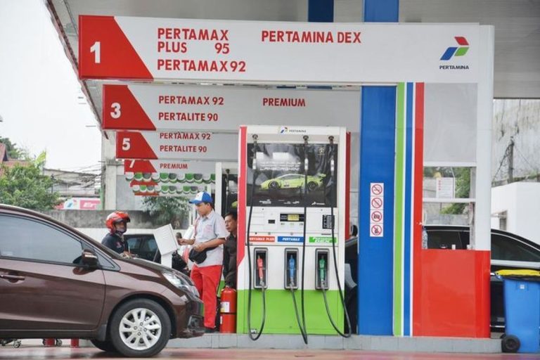 Pemerintah menetapkan kebijakan baru bagi SPBU swasta untuk membeli Solar dari Pertamina mulai April 2026.