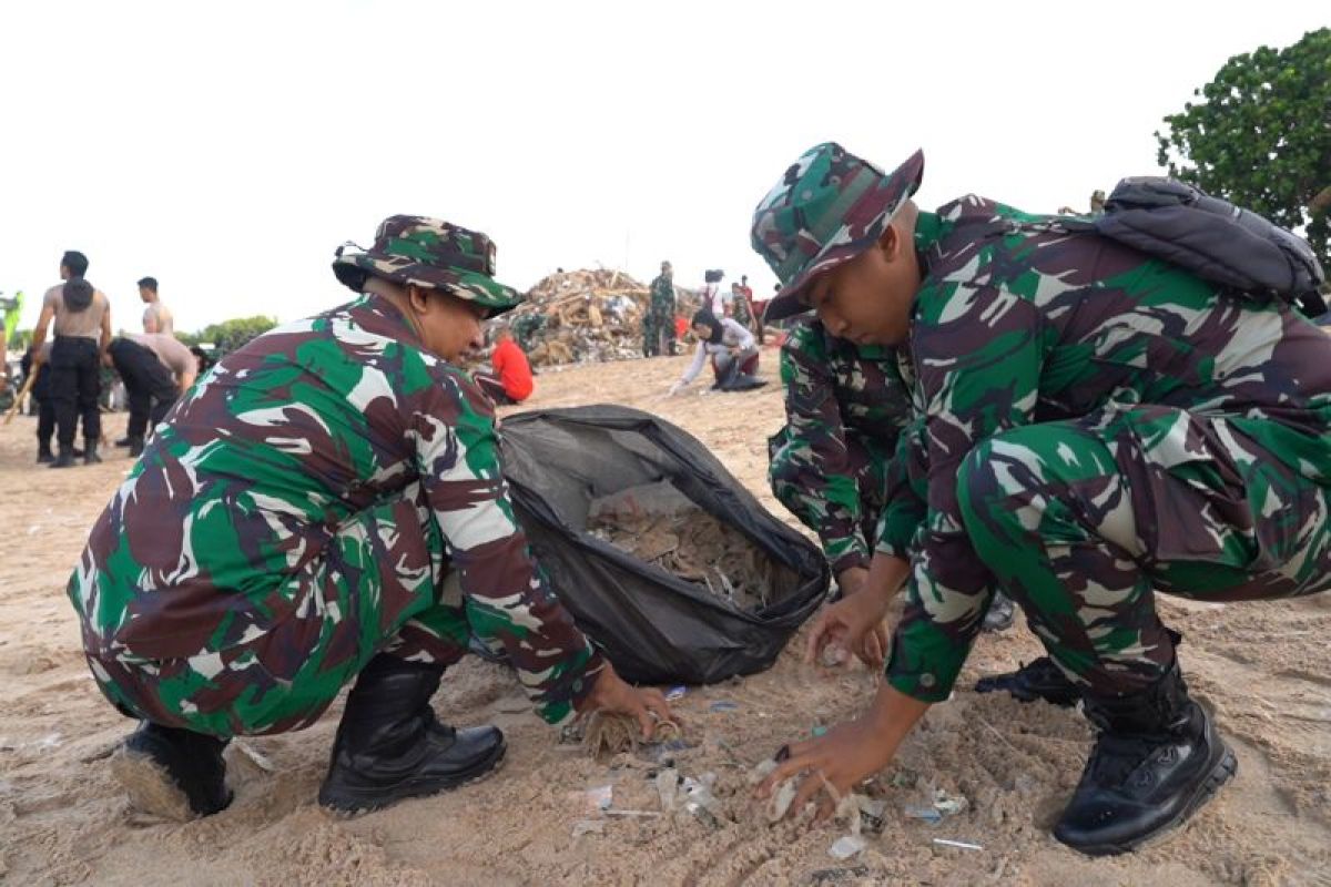 TNI Polri Bersih-Bersih Pantai dan Sungai