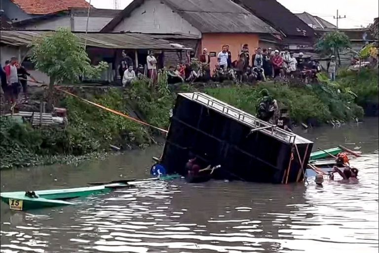 Warga Sidoarjo heboh! Simak aksi perahu sound horeg terbaik yang melintasi sungai dengan dentuman bass spektakuler.