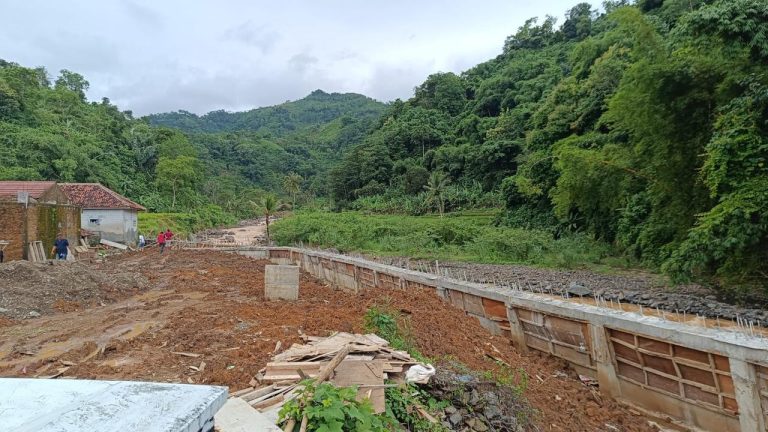 Kecewa hanya diberi janji, warga Sukabumi patungan Rp 500 juta demi bangun tanggul sungai mandiri.