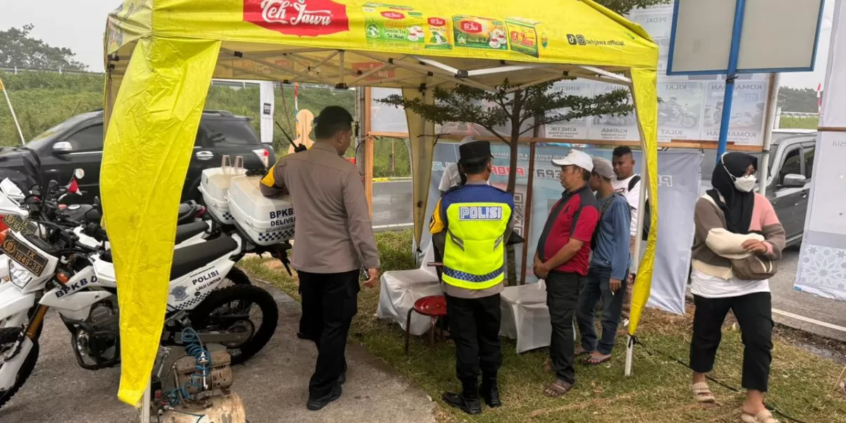 Mengharukan! Aksi Polisi Selamatkan Keluarga Pemudik Terlantar di Tol Solo