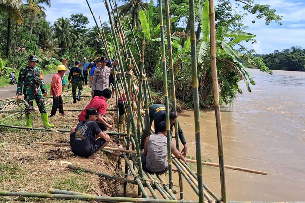 Perjuangan di Tengah Arus! Kala Banjir Lebaran Paksa Kelompok Rentan Dievakuasi