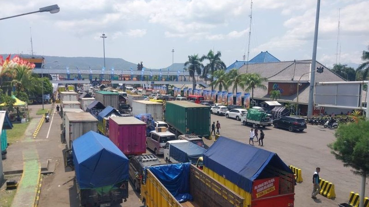 Pelabuhan Ketapang lumpuh! Antrean kendaraan mengular puluhan kilometer.