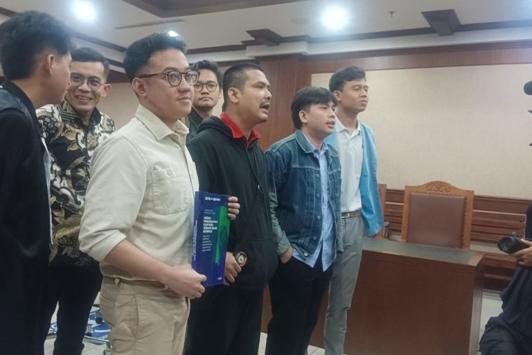 Aktivis Delpedro Cs menyiapkan pembelaan atau pledoi dalam sidang hari ini.