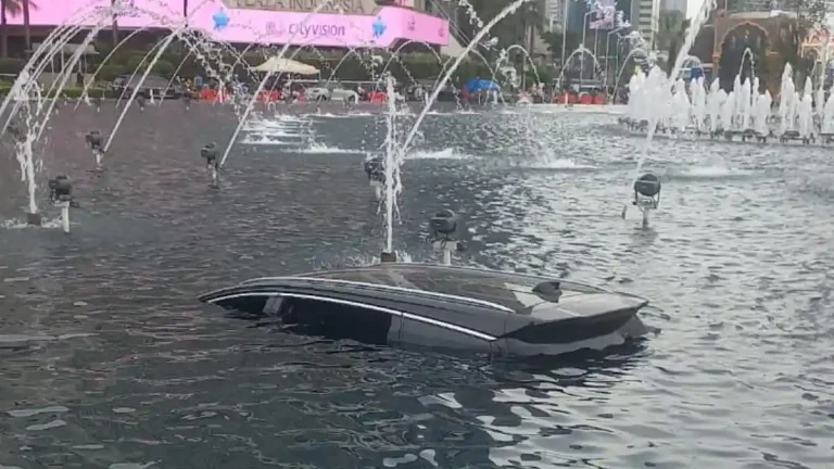 Insiden mengejutkan! Mobil listrik BYD menerjang pagar dan masuk ke kolam Bundaran HI Jakarta