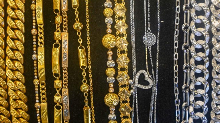 Harga emas perhiasan hari ini 27 Maret 2026 menembus Rp 2,2 juta per gram.