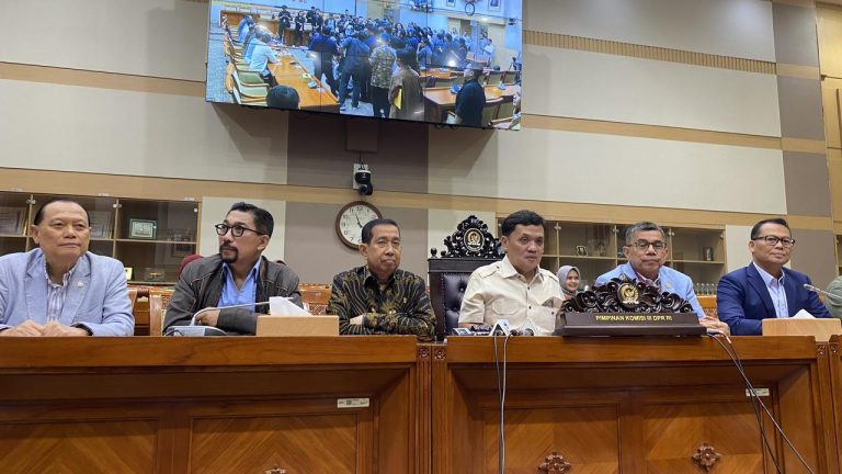 Hasil Rapat Komisi III: Polri Harus Tangkap Aktor Intelektual Penyiram Air Keras Andrie Yunus!