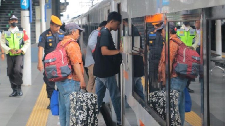 PT KAI: Kereta Gambir Berhenti di Stasiun Jatinegara Hari Ini 28 Maret 2026!