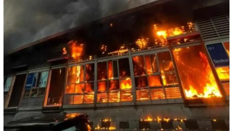 Petugas Sudin Gulkarmat Jakarta Selatan berhasil memadamkan kebakaran rumah tinggal di kawasan Tendean.