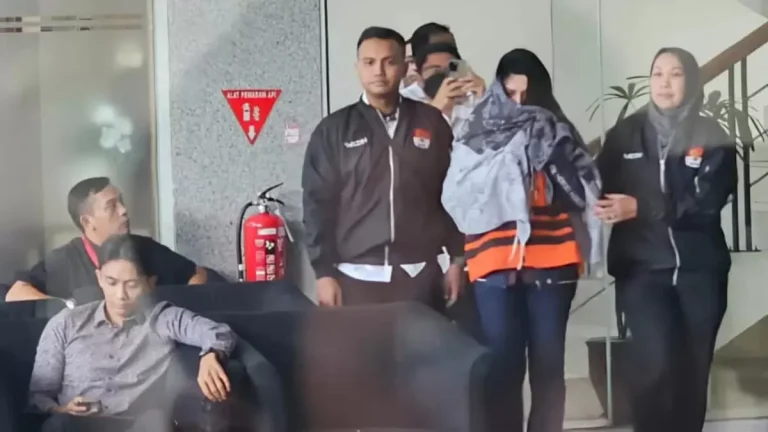 Bongkar modus baru korupsi Bupati Pekalongan. Alih-alih meminta fee proyek, ia mendirikan perusahaan sendiri untuk memonopoli anggaran daerah.