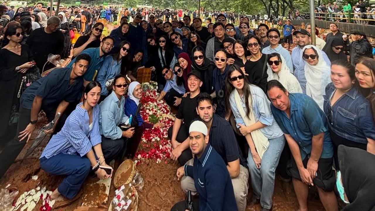 Lautan Biru di Pemakaman Vidi Aldiano: Makna Haru di Balik Pilihan Warna Para Sahabat