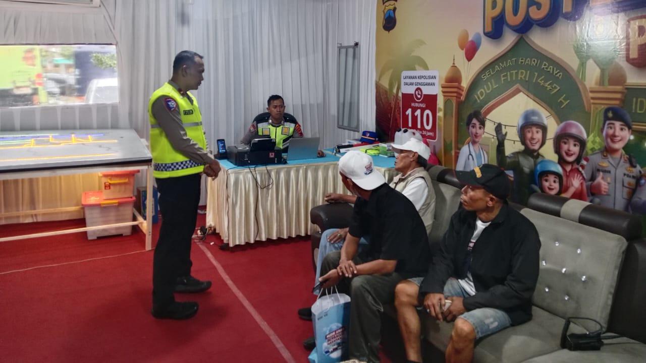Nasib malang menimpa puluhan peserta mudik gratis tujuan Tegal yang terlantar di pinggir jalan tol