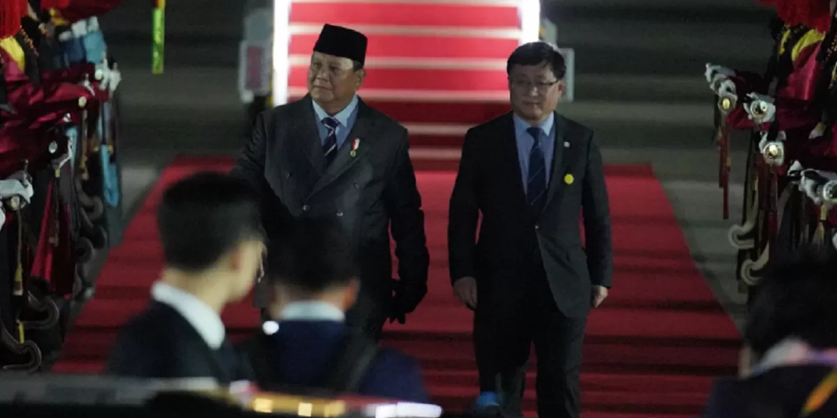 Presiden Prabowo Subianto resmi mendarat di Seoul untuk memperkuat kerjasama pertahanan dan ekonomi.