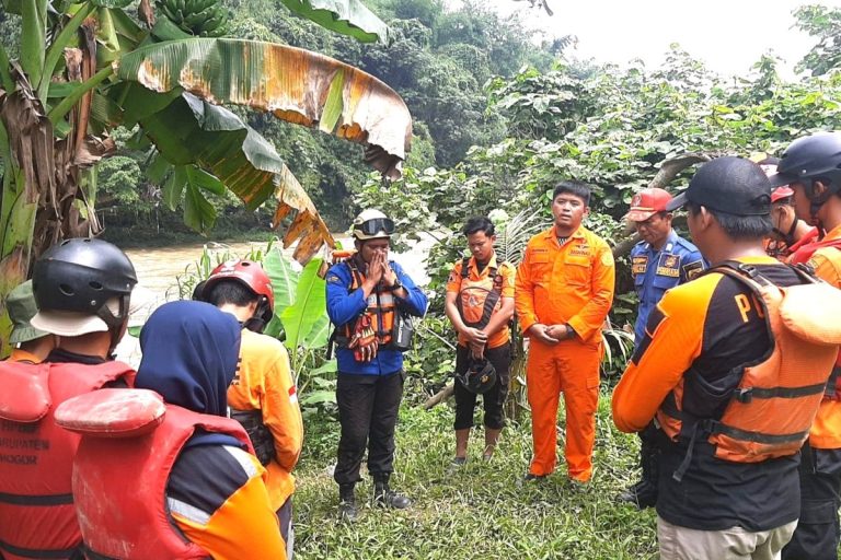 Duka di Tepian! Remaja Meninggal Dunia Usai Hanyut di Aliran Sungai Cileungsi