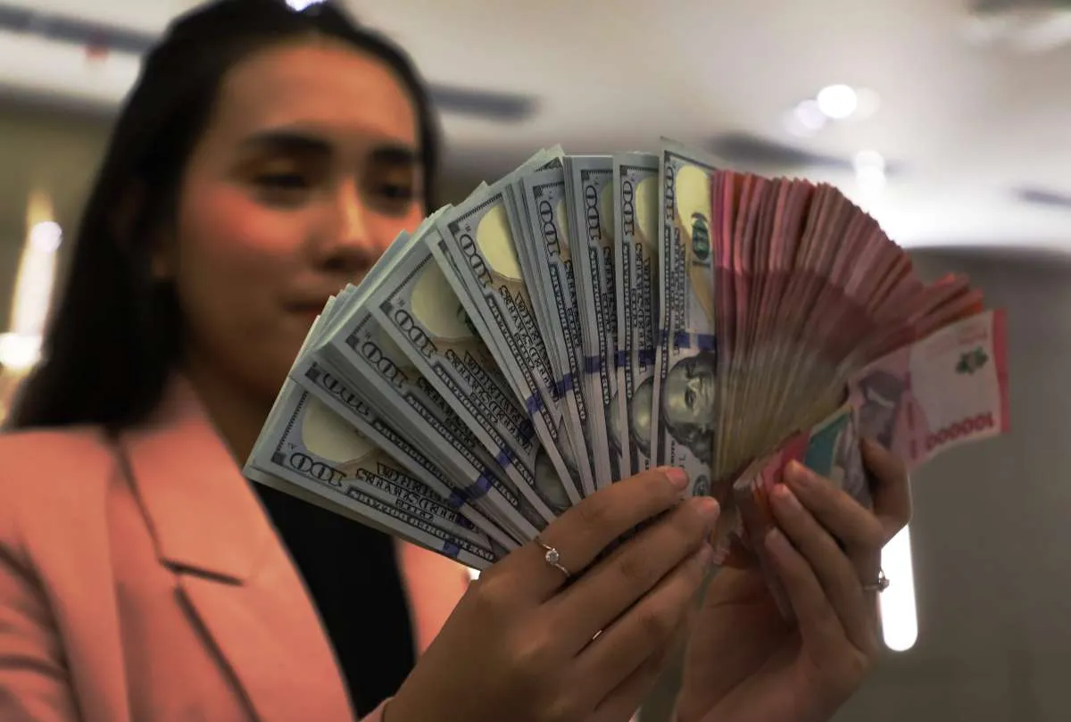 Rupiah Tertekan Konflik Geopolitik: Analis Desak BI Triple Intervention!