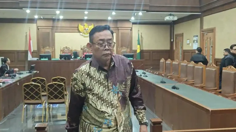 kisah Tian Bahtiar yang kembali memegang pena jurnalistik usai hakim memvonisnya bebas murni. Sebuah babak baru bagi kebebasan