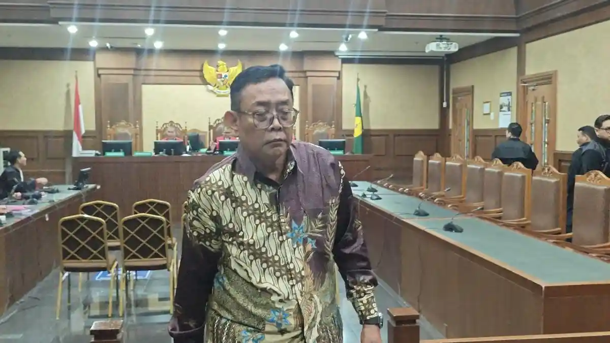 kisah Tian Bahtiar yang kembali memegang pena jurnalistik usai hakim memvonisnya bebas murni. Sebuah babak baru bagi kebebasan