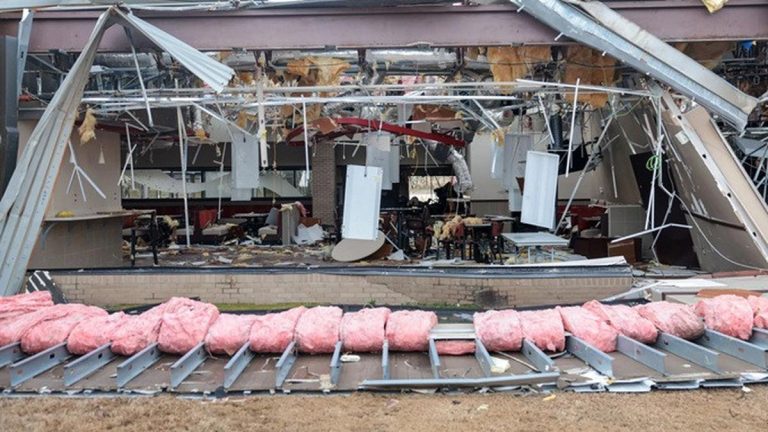 Serangan tornado dahsyat meluluhlantakkan wilayah Midwest Amerika Serikat. Enam orang tewas saat pusaran angin menghancurkan rumah dan infrastruktur.