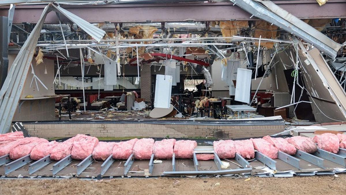 Serangan tornado dahsyat meluluhlantakkan wilayah Midwest Amerika Serikat. Enam orang tewas saat pusaran angin menghancurkan rumah dan infrastruktur.