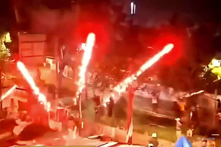 Tawuran Pecah Lagi di Petamburan Jumat Malam: 2 Gerobak Pedagang Hangus Terbakar!