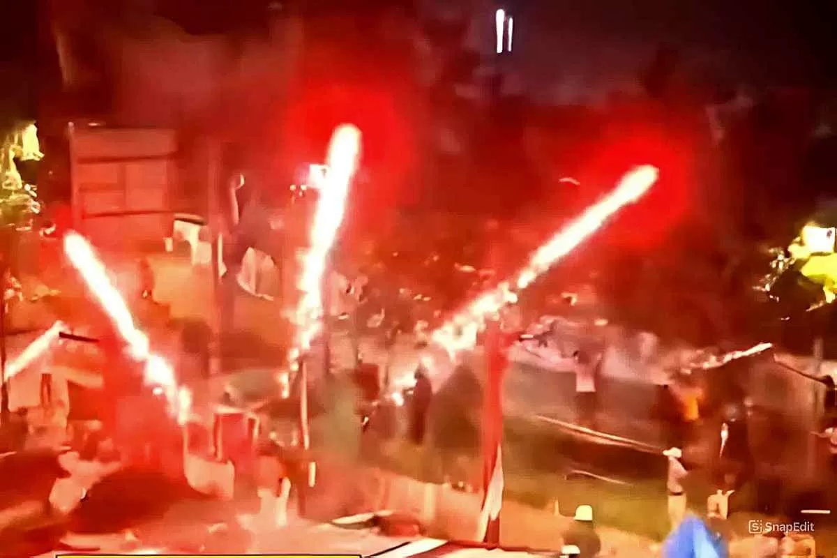 Tawuran Pecah Lagi di Petamburan Jumat Malam: 2 Gerobak Pedagang Hangus Terbakar!